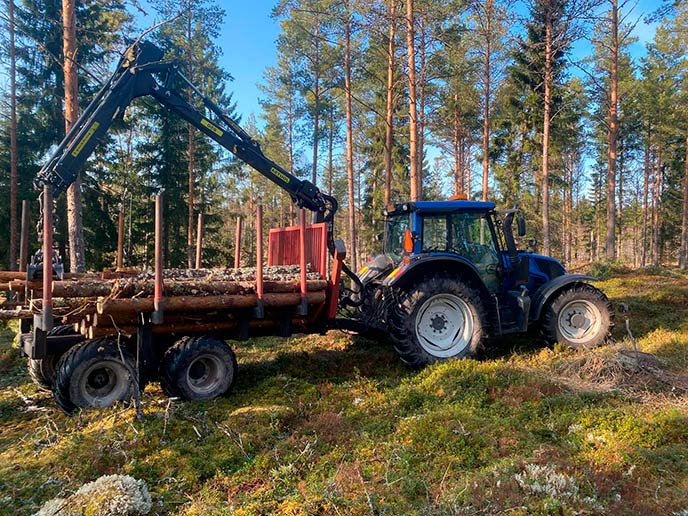 Valtra N143 ja Joutsa 850 kuormain